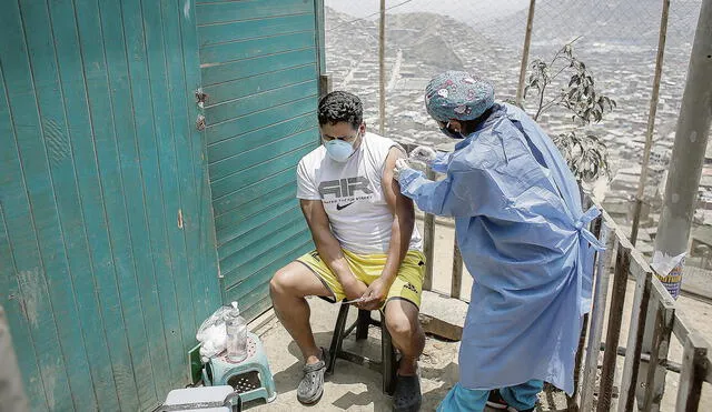 Su dosis. La vacunación está lenta en todas las regiones. Ninguna llega al 80% de cobertura. Foto: Antonio Melgarejo/La República