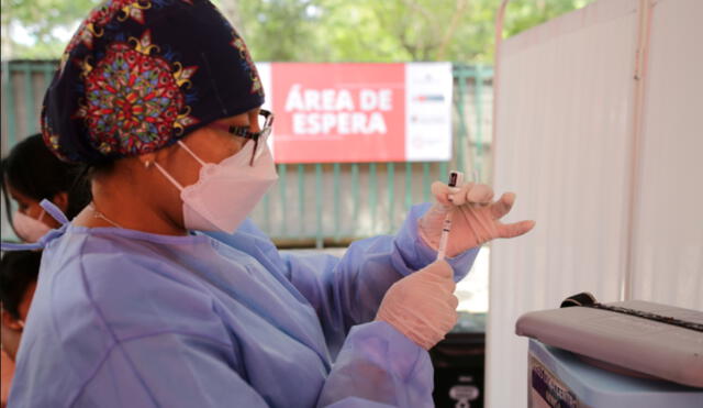 Continuar con la vacunación será clave para el retiro de mascarillas del uso diario, como dijo el ministro de Salud. Foto: John Reyes Mejía/LR.