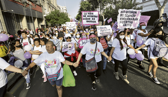 Alzan su voz. Ciudadanos marcharon ayer en el Centro de Lima para exigir justicia tras la agresión sufrida por una niña en Chiclayo. Que no quede impune.