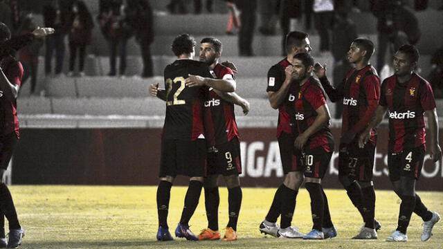 CON ÉL. Compañeros felicitan a su capitán luego de su gol. Foto: La República/Rodrigo Talavera
