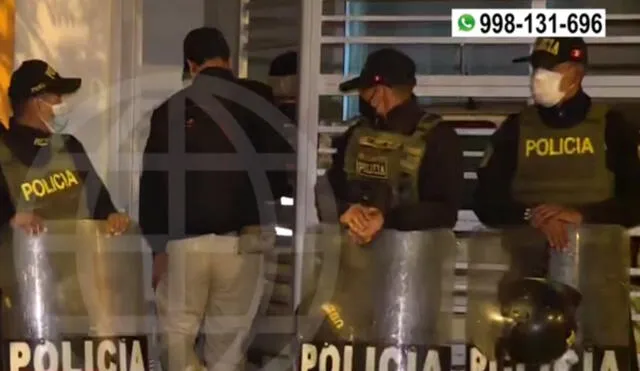 Policías allanaron casa del fiscal provincial de Lima Sur, Ricardo César Rojas León, por su relación con casos de corrupción judicial. Foto: América TV