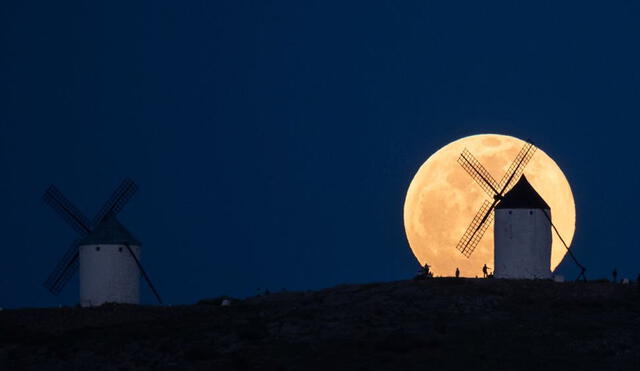 La luna llena de abril, también popular por el nombre de luna rosa, brilló el pasado sábado 16. Foto: Javier Belver / EFE