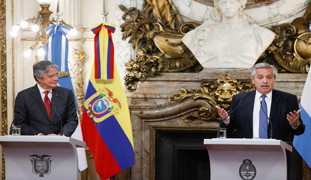 El presidente de Argentina, Alberto Fernández (d), durante una declaración conjunta junto a su homólogo de Ecuador, Guillermo Lasso (i). Foto y video: EFE