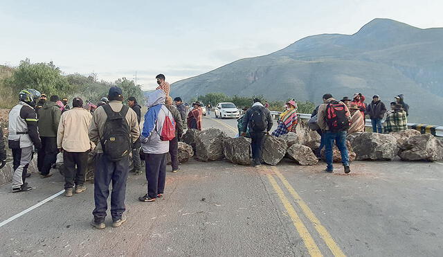 Medida extrema. Diversos tramos de las vías cusqueñas fueron bloqueados desde antes del amanecer. Turistas y comerciantes fueron los más perjudicados. Foto: Luis Álvarez/Cusco