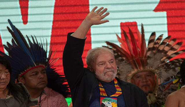 El expresidente brasileño Luiz Inácio Lula da Silva, favorito para las elecciones de octubre próximo, la semana pasada en un encuentro con miles de indígenas. Foto: EFE