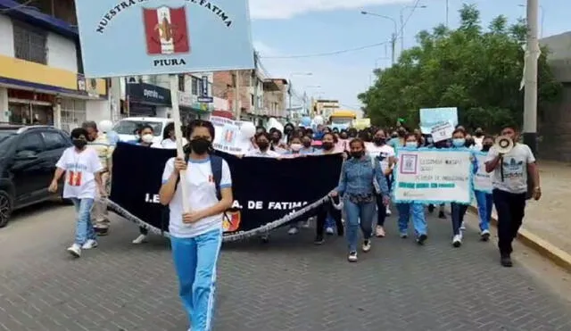 Alumnas protestan para exigir culminación de trabajos en colegio. Foto: Facebook