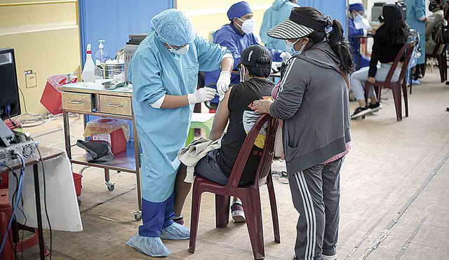 VACUNACIÓN A MENORES DE 15 A 17 AÑOS QUE ACUDEN CON SUS PADRES O APODERADOS. GRAN CANTIDAD DE ADOLECENTES ACUDEN A INMUNIZARSE AL COLISEO "EL NIÑO" EN EL DISTRITO DE MARIANO MELGAR