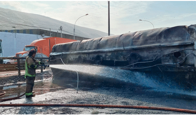 Accidente entre cisterna y auto bloquea la vía de norte a sur de la Panamericana Sur en Villa El Salvador. Foto: Urpi / La República