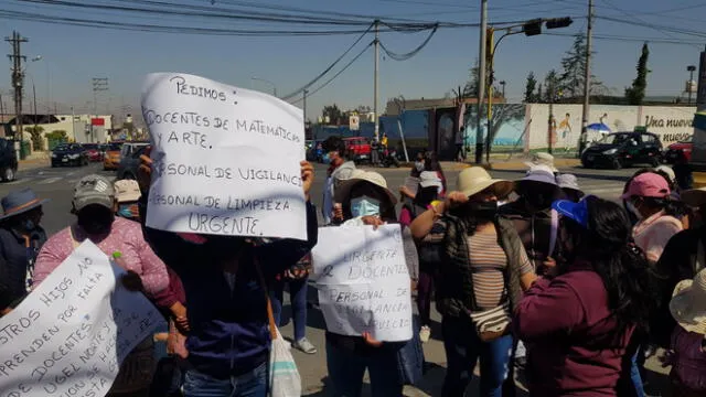 Padres de familia protestaran hasta lograr que docentes dicten clases. Foto: La República