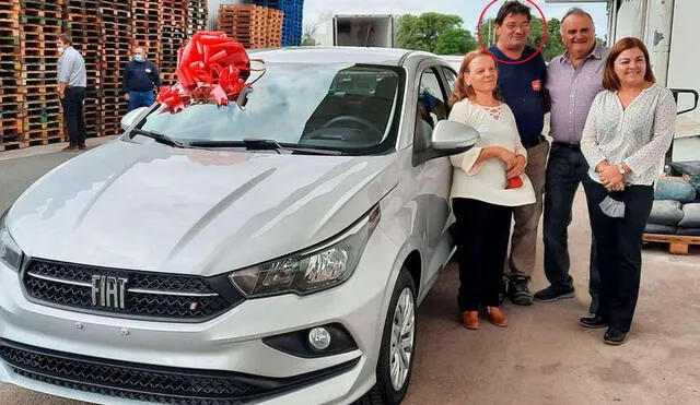 Juan Carlos Rubiolo junto a su familia y con el auto cero kilómetros que le regaló la fábrica de pastas de la localidad cordobesa de Las Higueras. Foto: Facebook