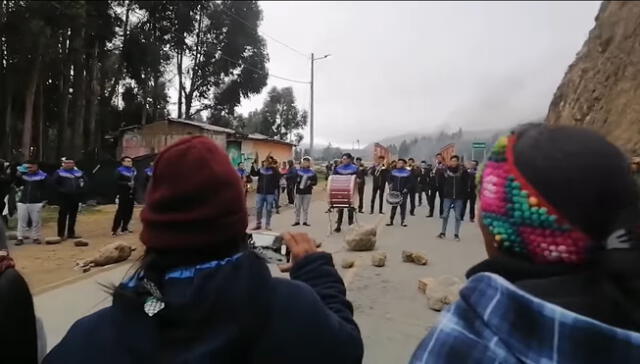 En el video se puede ver que algunos de los pobladores bailan al compás de la música, mientras otros graban con sus celulares. Foto: Edward Antaurco