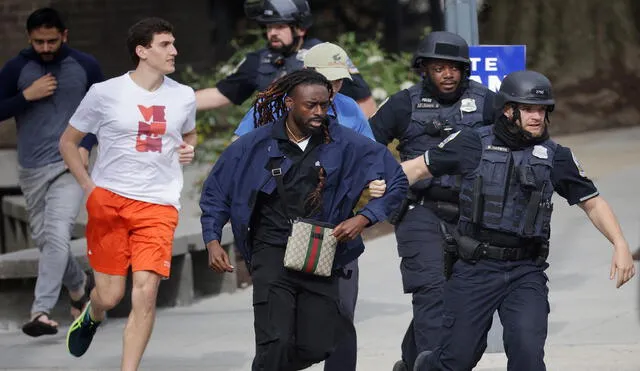 La Policía Metropolitana brinda cobertura a los residentes mientras son evacuados de la escena de el más reciente tiroteo registrado en Washington. Foto: AFP