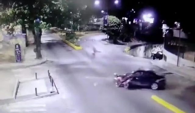 Momento en el que un joven en Venezuela sale disparado varios metros  tras ser impactado por un vehículo que se da a la fuga. Foto: captura video/Twitter