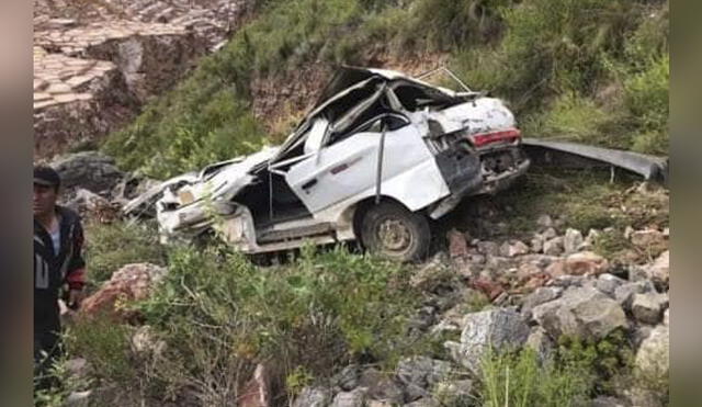 La Policía indaga las causas del despiste del vehículo de pasajeros. Foto: Noticias Ferreñafe.