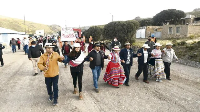 CAYLLOMA. Detrás de autoridad está personal de confianza. Foto: Cortesía