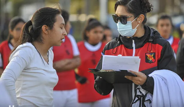 La entrenadora, Lucy Rodríguez, en las pruebas del equipo femenino de FBC Melgar. Foto: Club Melgar