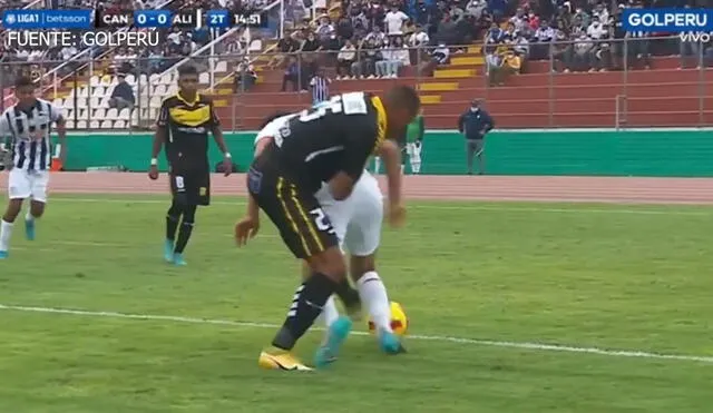 Puntapié de Giancarlo Carmona a Hernán Barcos dentro del área. Foto: Captura Gol Perú