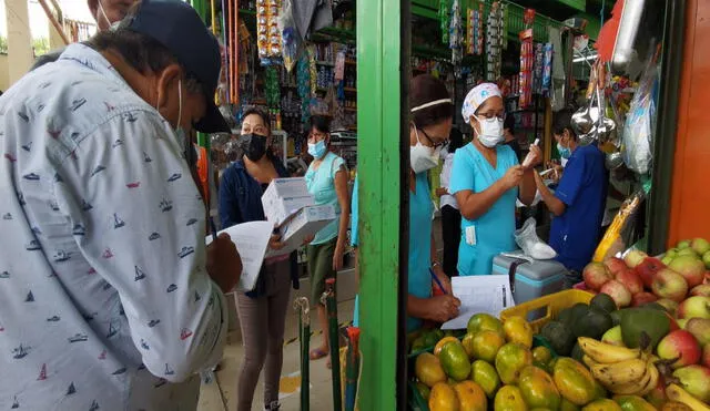 Personal de salud recorre mercados para inmunizar a piuranos. Foto: La República.