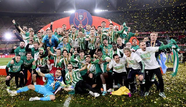 Joaquín fue el encargado de levantar el trofeo de la Copa del Rey para Real Betis. Foto: EFE