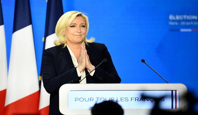 Marine Le Pen saluda a los militantes después del anuncio de las primeras proyecciones en las elecciones en Francia. Foto: AFP