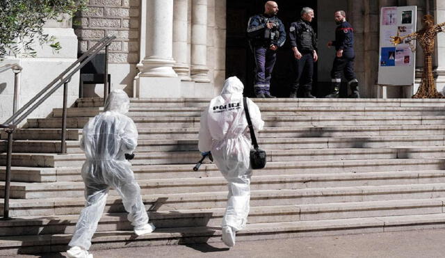 Agentes de la Policía científica entran a la iglesia de Niza donde ocurrieron los hechos. Foto: Europa Press