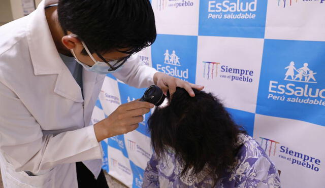 Dermatólogo recomendó realizar actividades que liberen estrés y llevar una dieta balanceada para evitar este problema. Foto: EsSalud