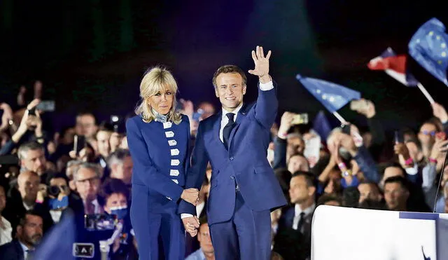 Festejo. En los Campos de Marte, con la torre Eiffel de fondo, Macron celebró el resultado. Foto: EFE