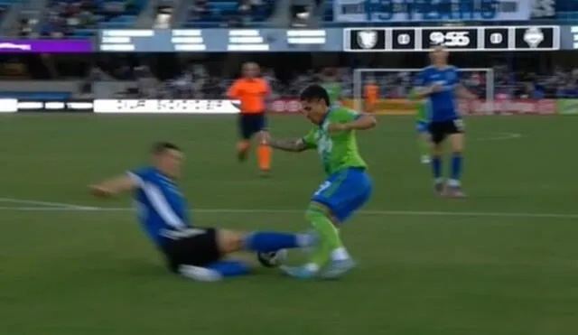 Raúl Ruidíaz sufrió esta brutal falta antes de los 10 minutos de juego. Foto: captura de MLS