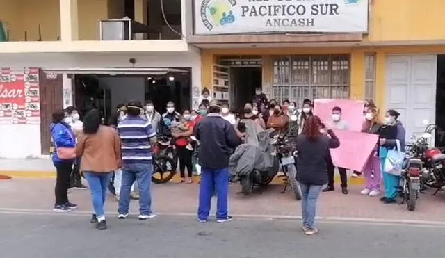 Trabajadores hicieron un alto a sus actividades para protestar en la fachada de su centro de labores. Foto: captura de video/Noticias Digital Áncash.