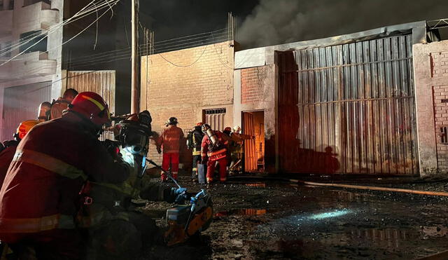 bomberos intentan controlar incendio de almacén de productos combustibles en San Martín de Porres. Foto: URPI/ La República