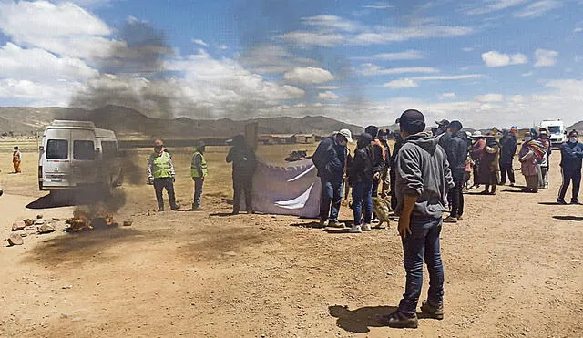 Protesta. Proveedores impagos tomaron la propia vía en la ruta Azángaro-Chupa para hacer sentir su descontento. Foto: Liubomir Fernández/ La República