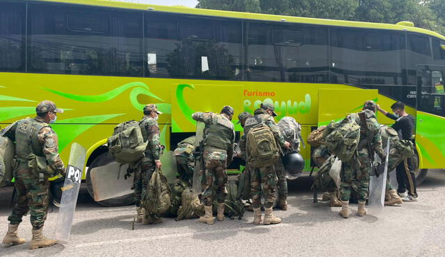 Agentes de la Policía Nacional viajan a Apurímac desde Cusco. Foto: La República