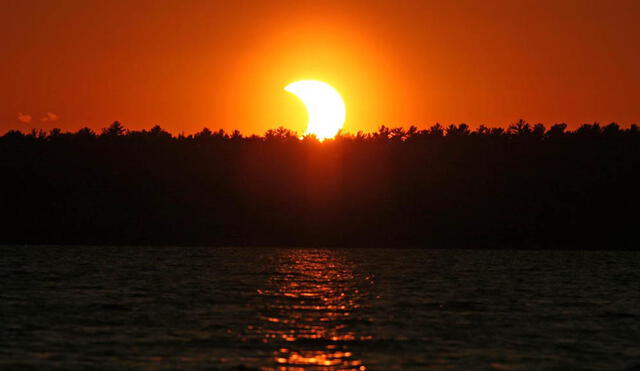 Durante los eclipses solares, el satélite natural transita por delante de la estrella desde la perspectiva de la Tierra y obstruye la luz que llega hasta la superficie. Foto: Jim Schafft