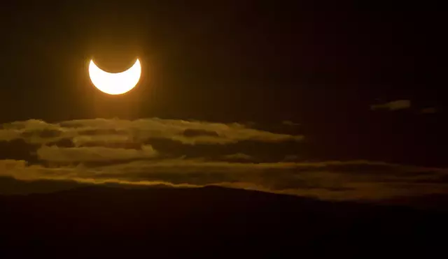 Durante un eclipse solar parcial, el astro rey se observa desde la Tierra como una media luna. Foto: Rhys Jones