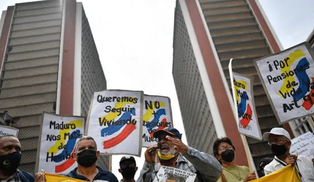 Trabajadores y jubilados toman parte en una protesta para exigir mejores salarios y pensiones. Foto: Federico PARRA / AFP