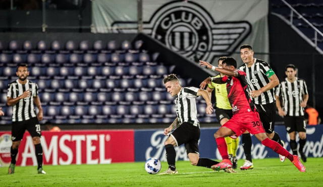 Libertad y Atlético Paranaense juegan en estadio Defensores del Chaco. Foto: Libertad.