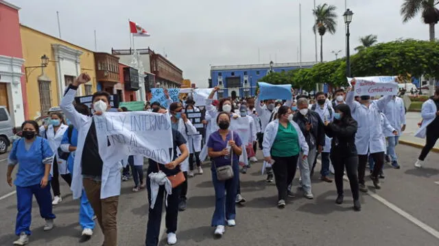 Estudiantes protestaron con pancartas para que aprueben lineamientos de internado. Foto: La República