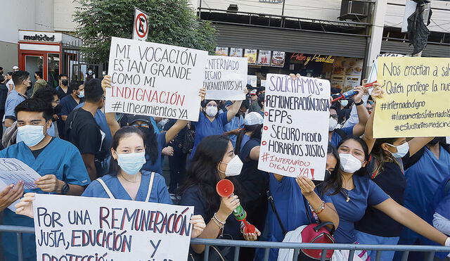 Reclamo. Estudiantes de Ciencias de la Salud llegaron al Congreso pidiendo ser escuchados. Foto: EFE