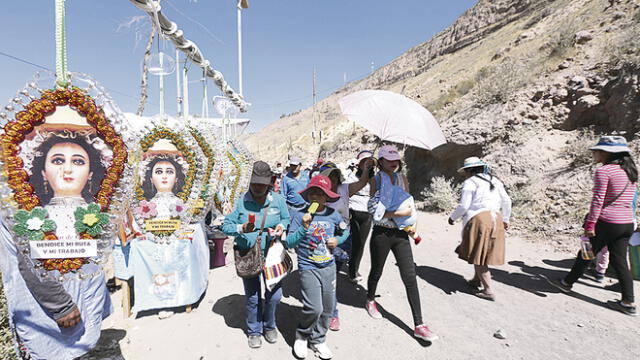 Peregrinación. Creyentes esperan llegar al santuario de la Virgen de Chapi. Comuneros de Polobaya tomaron el control de Siete Toldos. Foto: La República