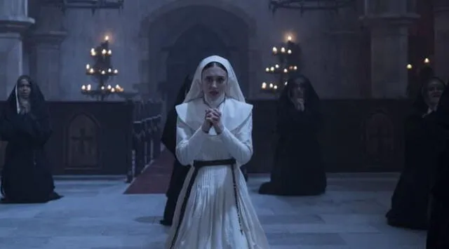 "La monja" comienza cuando una de las monjas de un monasterio en Rumania se quita la vida. Foto: Warner Bros. Pictures