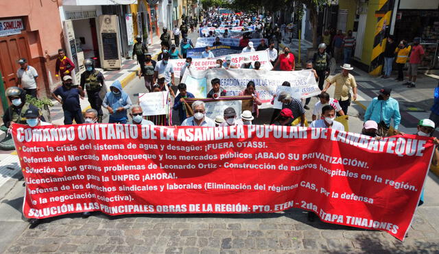 Cientos de manifestantes se movilizaron por las principales calles de la ciudad de Chiclayo. Foto: Clinton Medina / LR