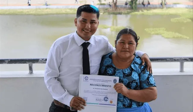 Fernando Vela y su madre, Teodora Orellana, sosteniendo su titulo universitario. Foto: Fernando Vela / Facebook