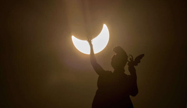 Durante los eclipses solares, el satélite natural pasa por delante de la estrella desde la perspectiva de la Tierra y obstruye la luz que llega hasta la superficie. Foto: AFP