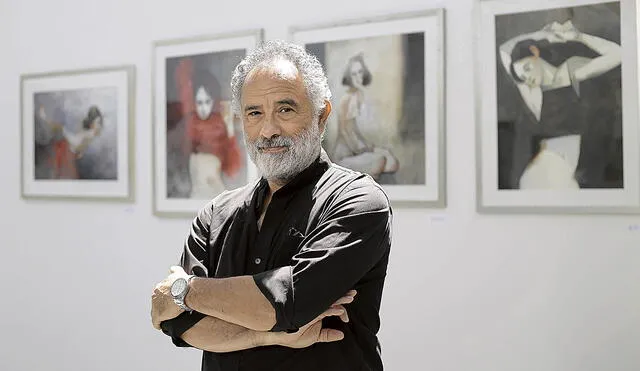 Intimista. El artista César Ayllón posa al pie de sus trabajos en la galería Índigo, en San Isidro. Foto: Gerardo Marín/La República