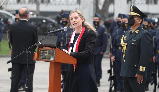 María del Carmen Alva presidió la ceremonia en los exteriores de la sede del Congreso. Foto: Congreso