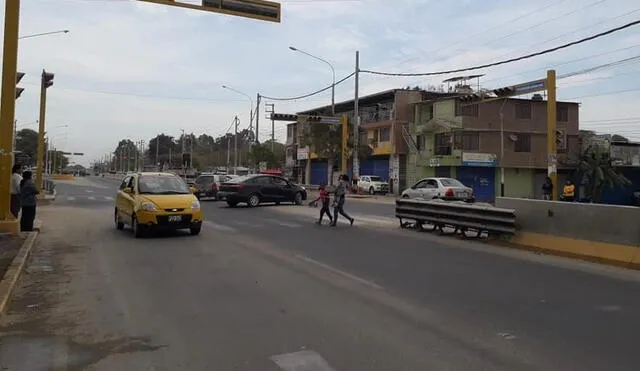 En inmediaciones de este semáforo ocurrió el atraco. Foto. PNP