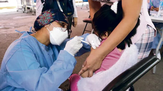 Vacunación a paso lento. En Arequipa, se estima que la tercera parte de menores se ha vacunado, la estrategia es masificar la inmunización en colegios. Foto: La República