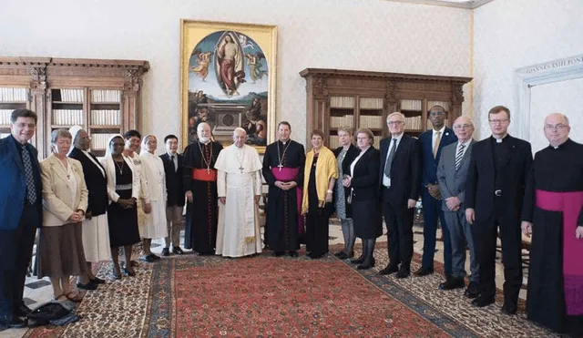 La Comisión Pontificia para la Protección de Menores junto al papa Francisco. Foto: Vatican Media
