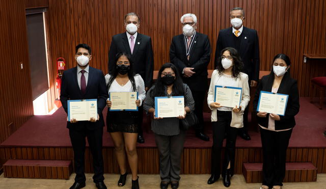 Arequipa. Jóvenes recibieron becas semestrales por sus buenas calificaciones. Foto: Universidad La Salle