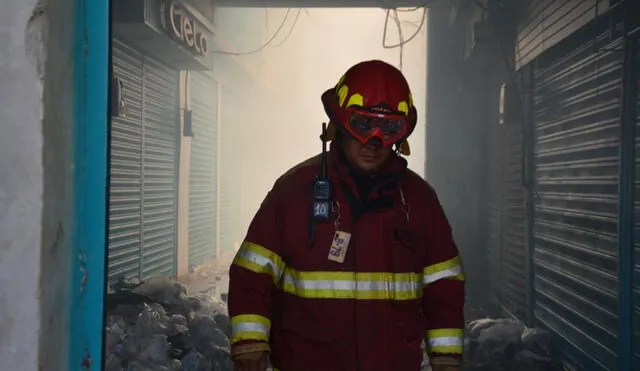 Según dirigente, incendio afectó a más de 120 puestos de venta. Foto: Agencia Andina